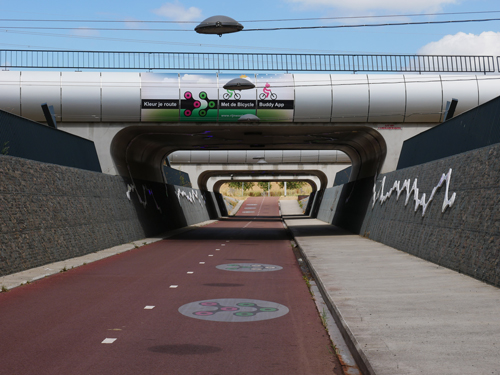 Rijnwaal cycle highway between Arnhem and Nijmegen