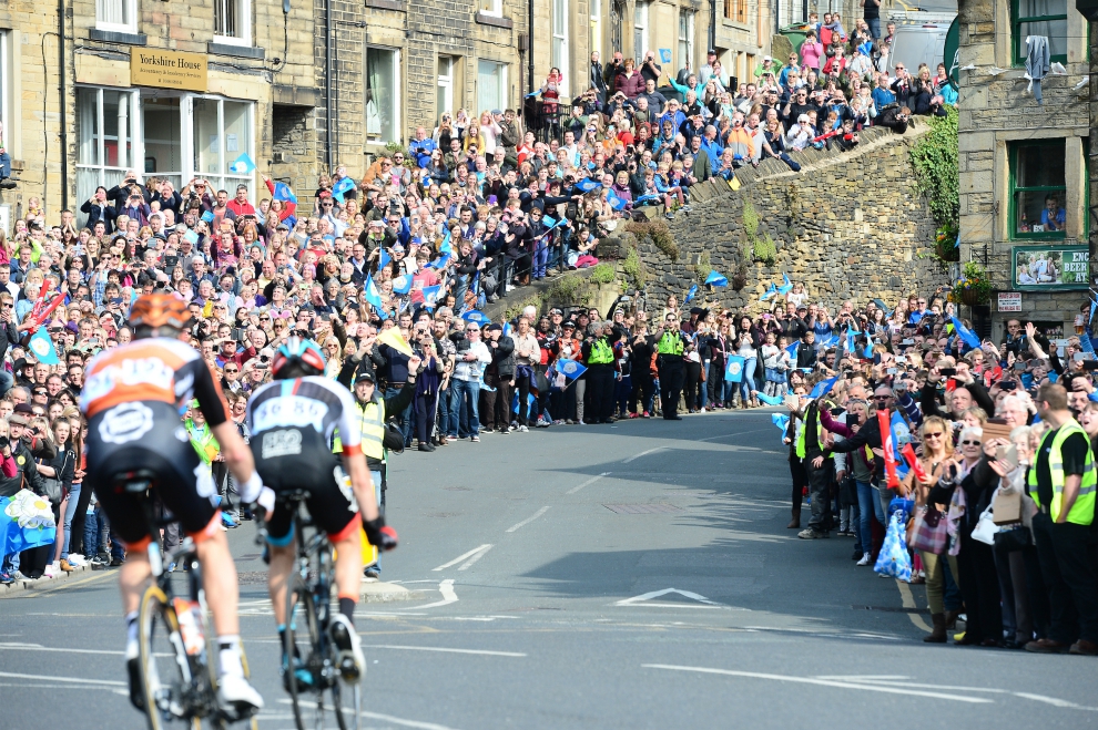 Crowds watching Tour de Yorkshire