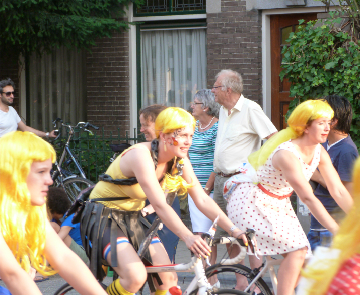 Yellow-haired cyclists, Caravane d' Utrecht
