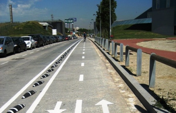 Example of a separated cycle lane in Barcelona Example of a separated cycle lane in Barcelona