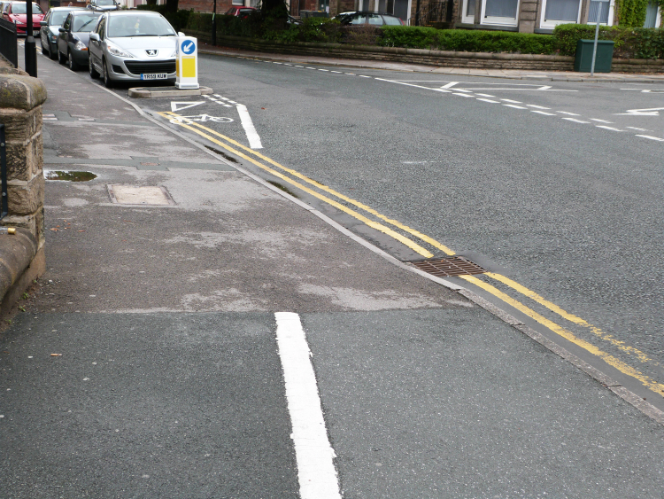 Bizarre lines for the cycle lane on North Park Rd, Harrogate