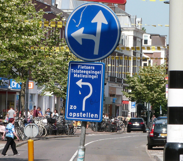 Left turn sign for bikes, Maliesingel Left turn sign for bikes, Maliesingel