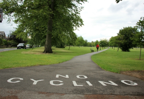 No cycling sign on Stray footpath