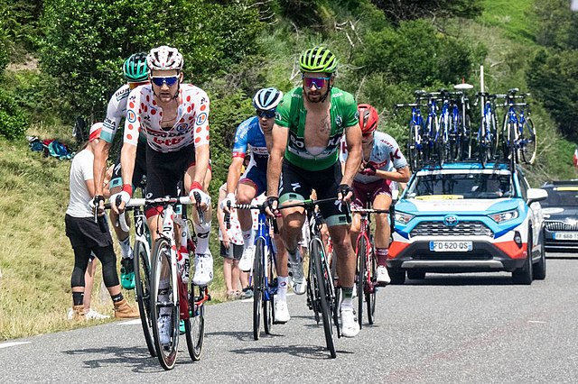 Bike racers on the Port de Lers