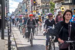 Cycling on the rue de Rivoli